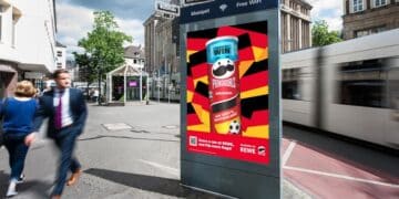 #PringlesFlipFlag: Fans können digitale Werbeflächen von Pringles in Echtzeit steuern, um ihre Mannschaft zu unterstützen