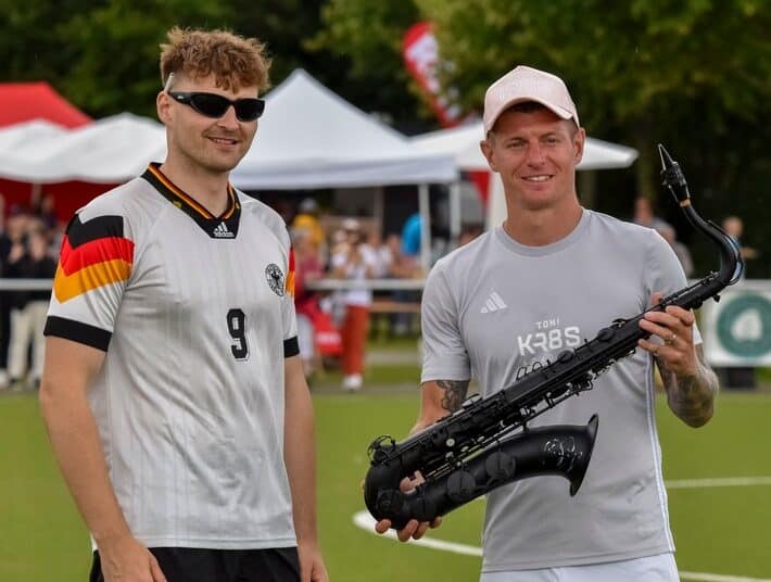 Das legendäre EM-Saxophon wird für die Toni Kroos Stiftung versteigert! Bei United Charity können Fans auf das schwarze Kult-Saxophon bieten, das tausende Fußballfans begeisterte