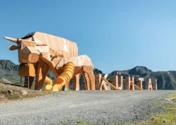 Holz-Kuh lockt junge Gäste ins Kühtai